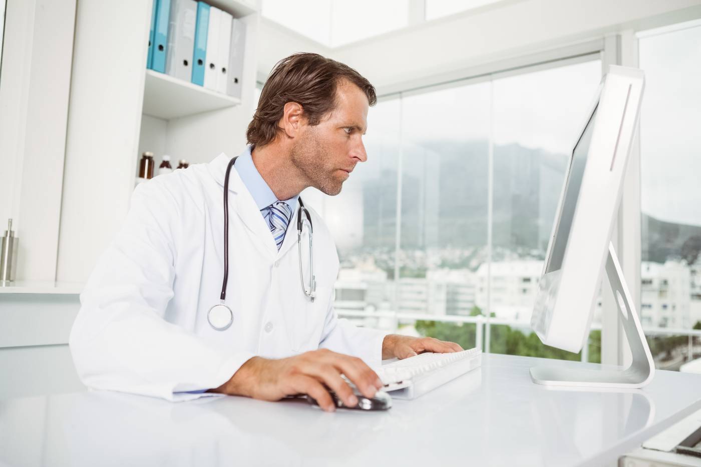 Praxismanager arbeitet an Abrechnung